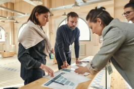 Luise Thiem und Lucas Klinkenbusch bei einer Besprechung während eines Netzwerk-Events in der Markthalle Dresden Neustadt, fotografiert von Robert Arnoldt.