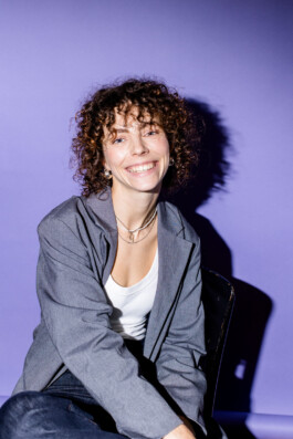 Portraitfoto von Anna Weiß, fotografiert von Judith Ziegenthaler – authentisches Business-Porträt mit klarer, natürlicher Ausstrahlung. 